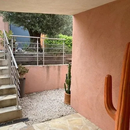 Villa Belle Climatisee Avec Piscine Et Parking Au Lavandou - Fr-1-308-200 *
