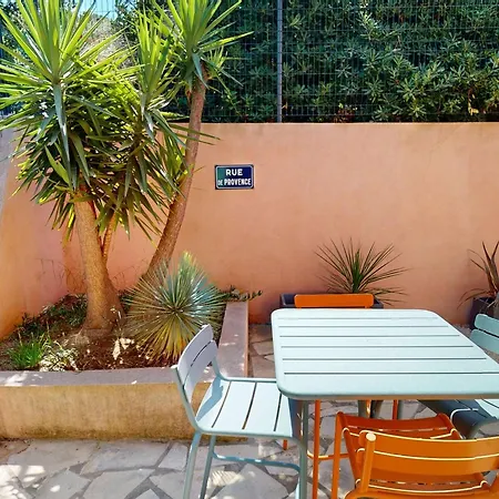 Villa Belle Climatisee Avec Piscine Et Parking Au Lavandou - Fr-1-308-200 *